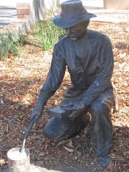 Joseph Furphy statue.jpg