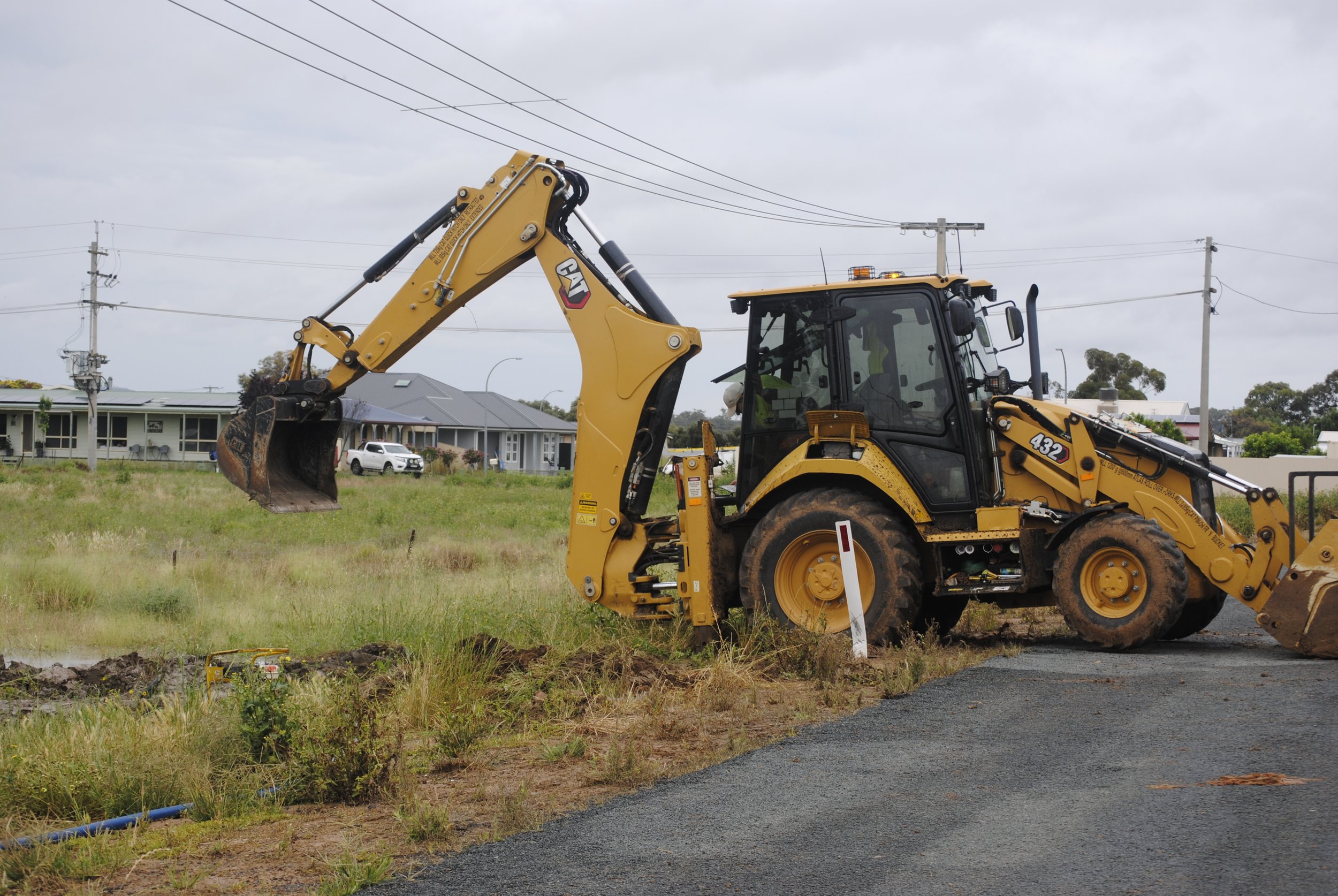 Shire backhoe east Hay.JPG